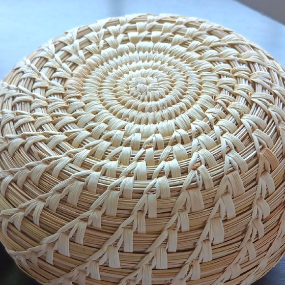 Handwoven Tan Basket with Lid - Picture 4 of 4